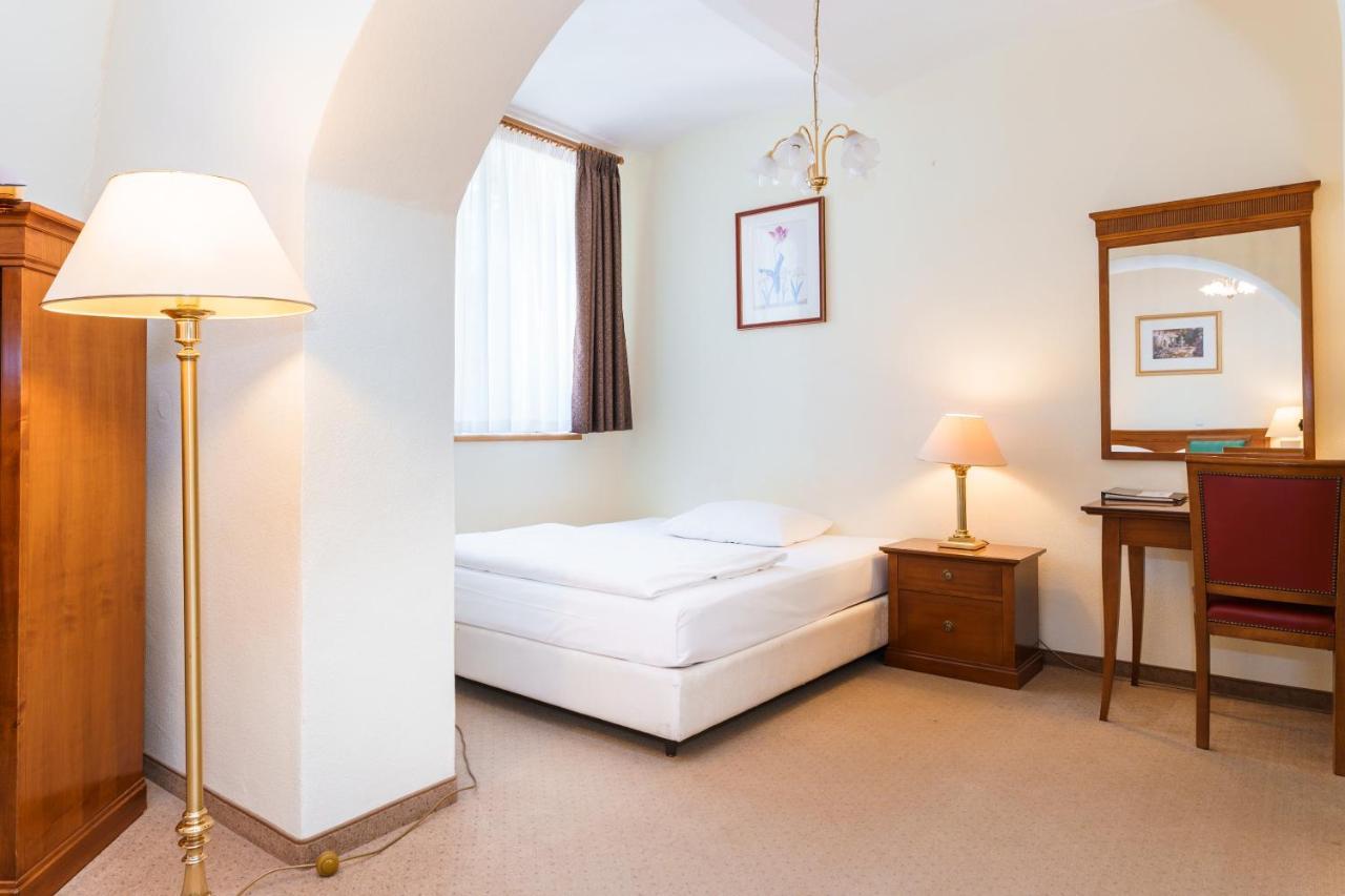 Anglicky Dvur 4* Karlovy Vary